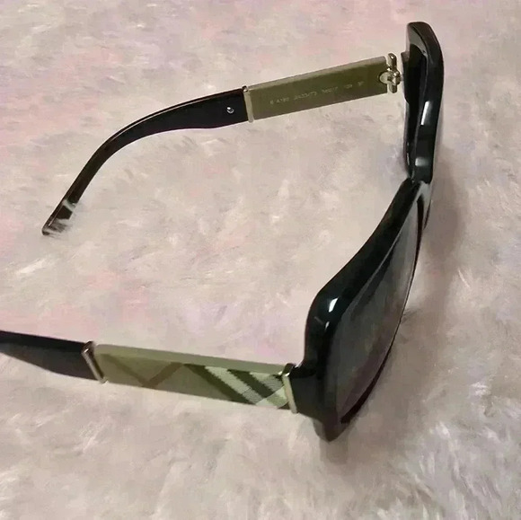 Women Burberry sunglasses no defects main image 12